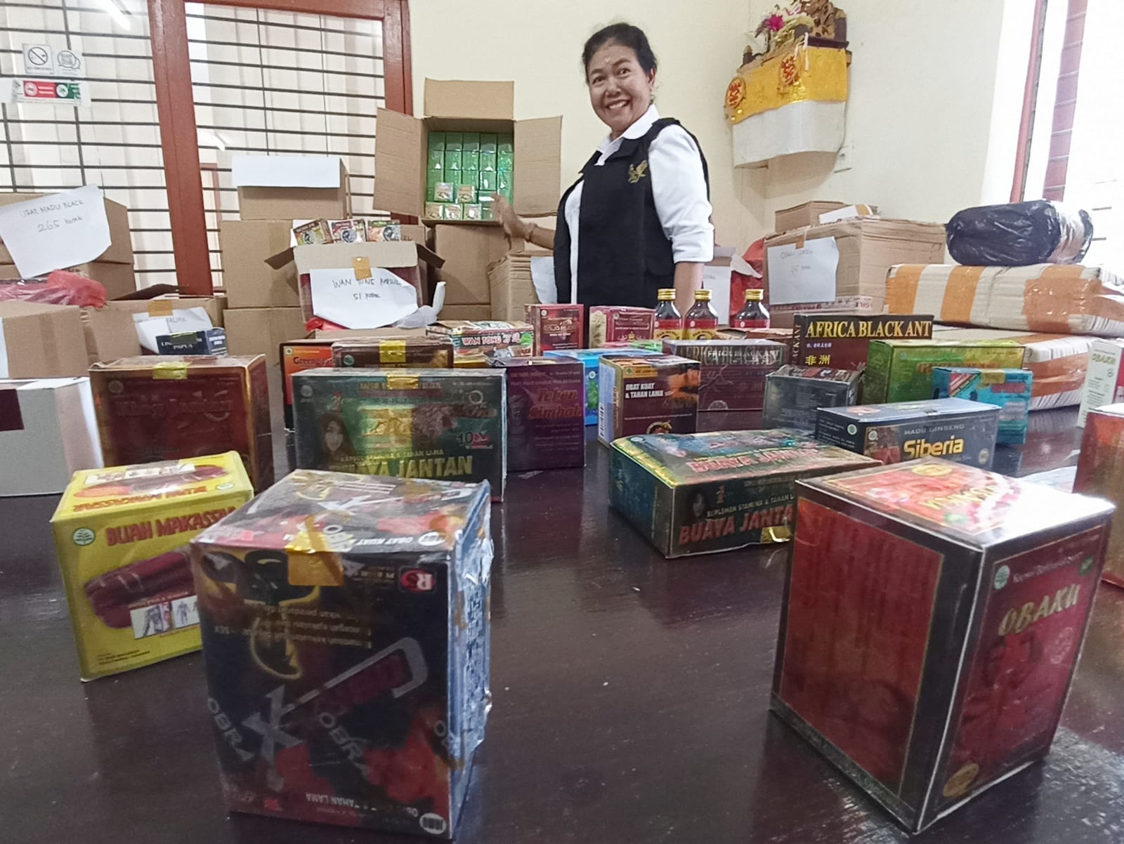 DIPASARKAN VIA ONLINE: BBPOM di Denpasar ekspos temuan produk-produk obat tradisional ilegal, Rabu (8/5/2024).