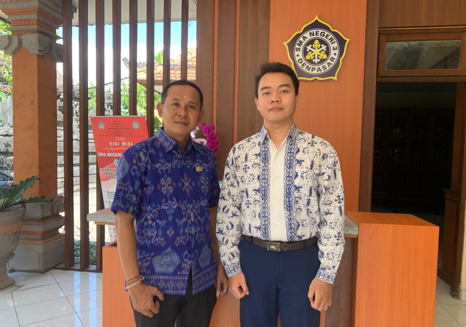BERPRESTASI: I Made Adi Wijaya Putra (Kanan)  bersama Waka Kesiswaan SMAN 3 Denpasar I Ngurah Sedewa Sudiarsa (7/5/2024).
