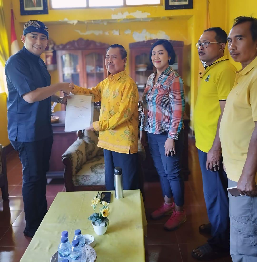 MAJU BANGLI 1: Raden Cahyo Adhi Nugroho Martosubroto (kiri) mendaftarkan diri ke Partai Golkar Kabupaten Bangli, Selasa (7/5/2024). (Dok. Pribadi)