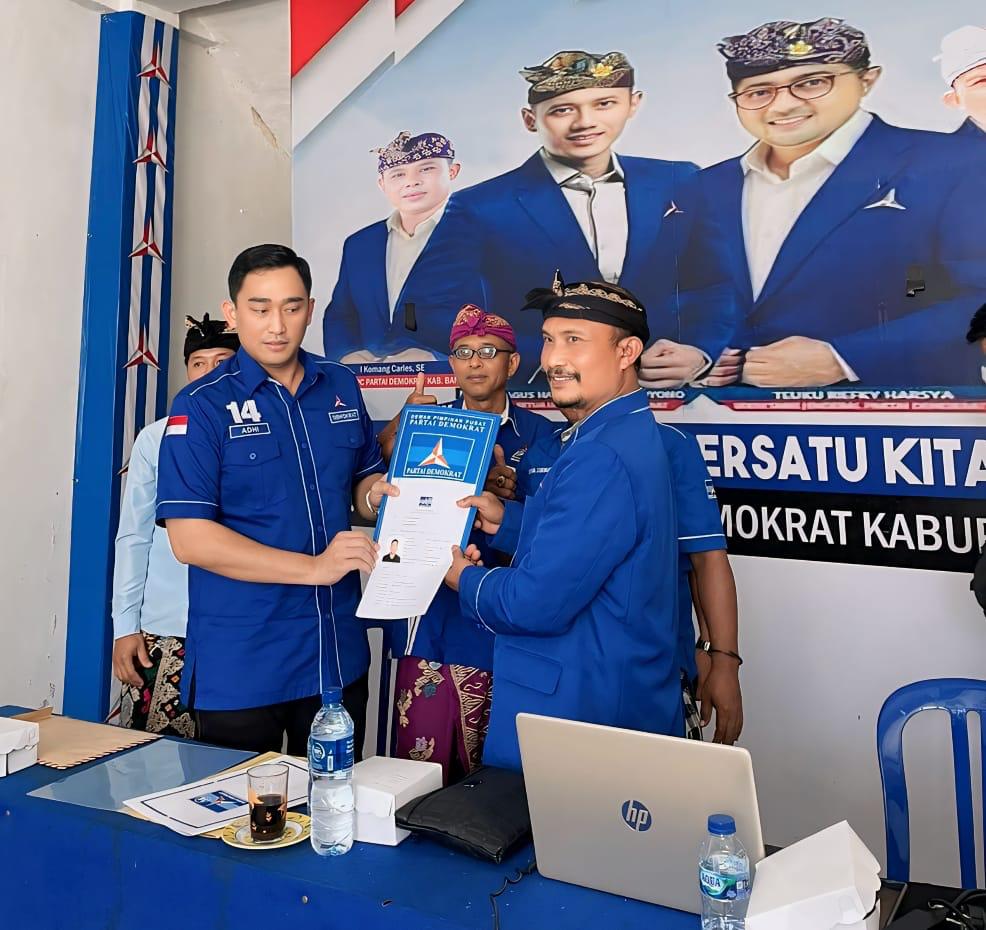 DAFTAR: Raden Cahyo Adhi Nugroho Martosubroto (kiri) saat mendaftarkan diri di  Partai Demokrat Kabupaten Bangli, Selasa (7/5/2024). (Dok. Pribadi)