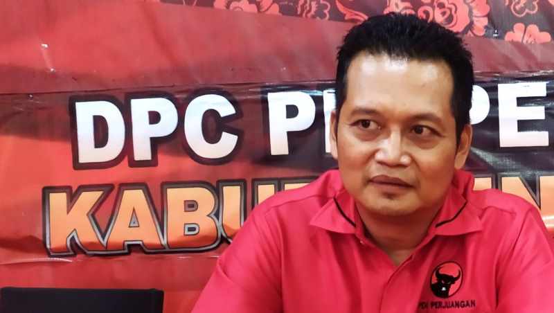 PUNYA PERTIMBANGAN  : Ketua DPC PDIP Jembrana , Kembang Hartawan. (foto: m.basir/radar bali)