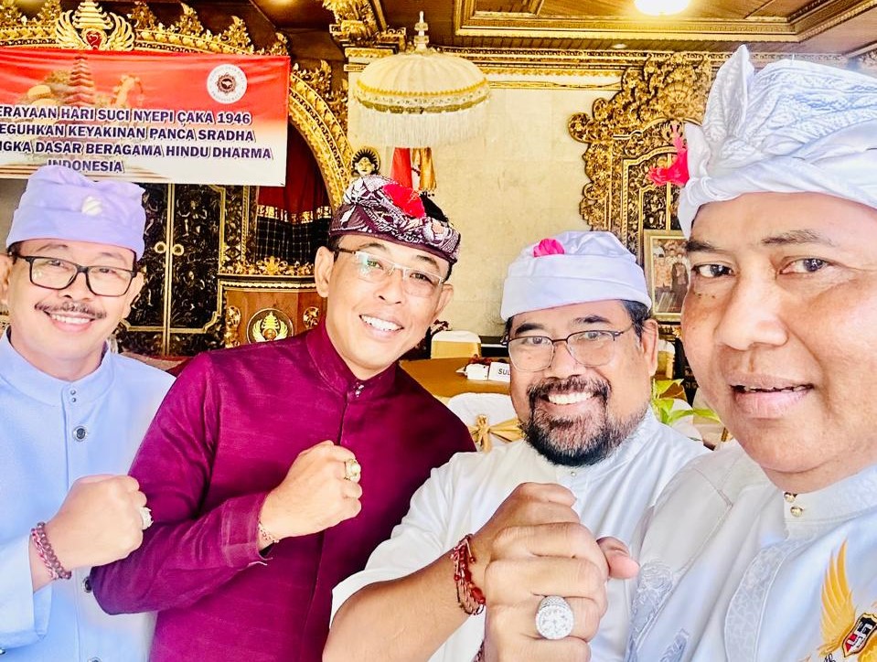 ANTI POLITIK SARA: Ketua DPP FORGAS Cokorda Gede Brasika Putra, SH (dua dari kiri), dan Kadek Arya Bagiastra, SH., MH., CLA selaku Ketua FORGAS Provinsi Bali (paling kanan)