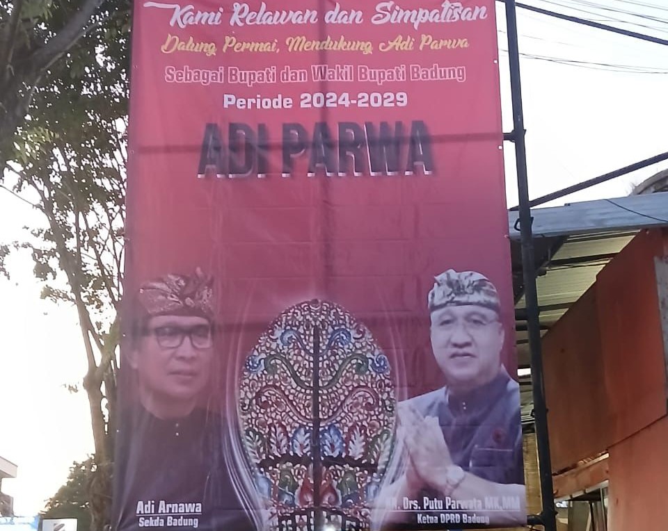 HANGAT: Bukan hanya baliho Adi Braya, kali ini muncul baliho paket birokrat-politisi, Adi Parwa yang bertebaran di kawasan Dalung Kuta Utara.