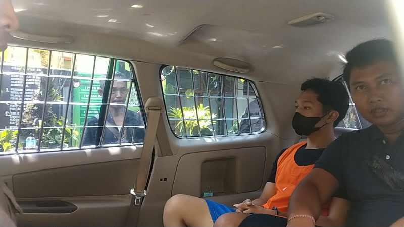 DITAHAN : Jero Dasaran Alit (JDA) dengan baju tahanan ketika penanganan kasusnya di Kejari Tabanan.(juliadi/radar bali