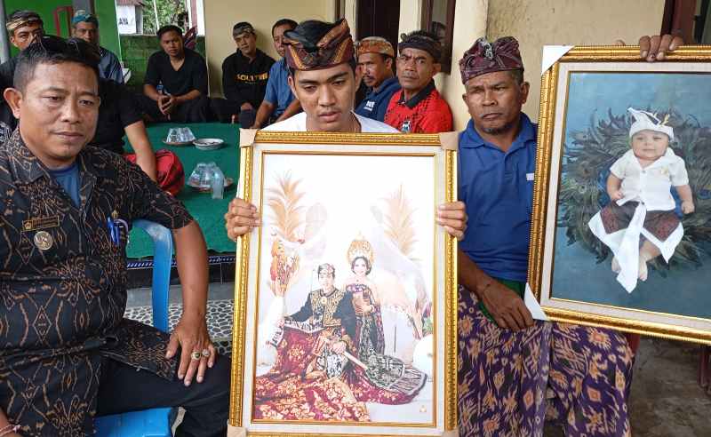 DUKA MENDALAM : Adik dan paman korban menunjukkan foto Ari dan Novi serta anak laki-lakinya. Keluarga kecil itu menjadi korban tragis kebakaran kos-kosan di Sesetan, Denpasar Selatan.(francelino jr)