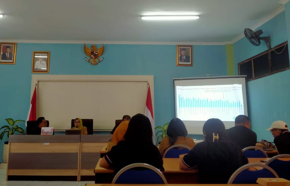 STUDI TIRU: Sekretaris DP3AK Provinsi Jawa Timur, Diana Rimayanti (tengah) saat memaparkan program DP3AK Jawa Timur soal Perlindungan Perempuan dan Anak, Selasa (7/5/2024)