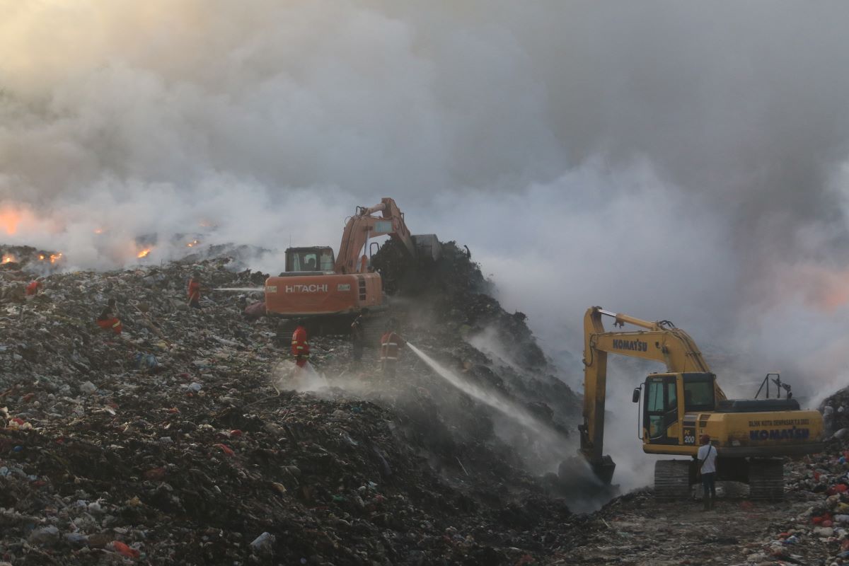 KERAHKAN ARMADA: Tim pemadam kebakaran dan alat berat dikerahkan untuk mengisolasi sebaran api di TPA Suwung yang kembali terbakar pada Rabu sore, 8 Mei 2024 sore.