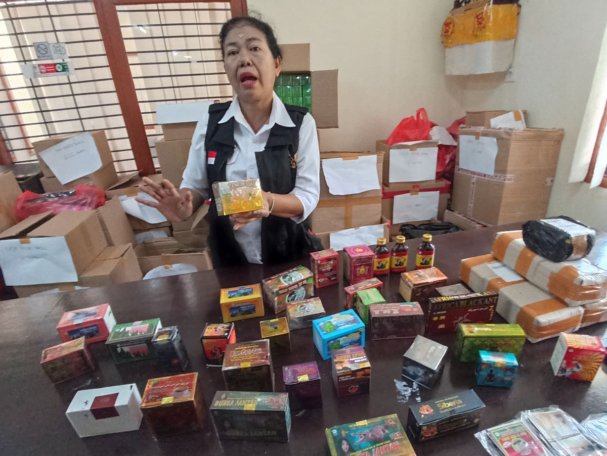 OBAT KUAT: Barang Bukti obat-obatan ilegal yang kebanyakan obat kuat saat disita di kantor BBPOM Denpasar , 8 Mei 2024.