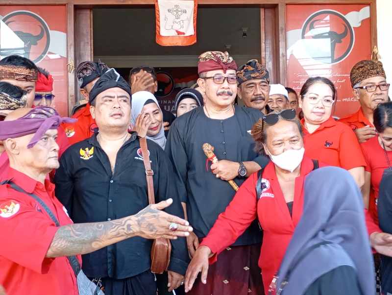 KEMBALIKAN FORMULIR: Dokter Caput (baju hitam) mengembalikan formulir pendaftaran calon bupati ke Sekretariat DPC PDIP Buleleng dengan diiringi megoak-goakan, baleganjur serta hadrah.(francelino jr)