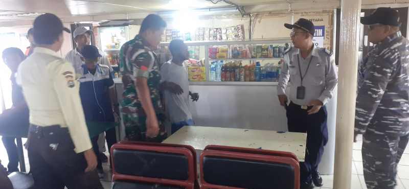 DIAMANKAN : Petugas dari TNI AL dan ABK mengamankan penumpang kapal yang hendak melakukan percobaan bunuh diri.(foto : Pos AL Gilimanuk)