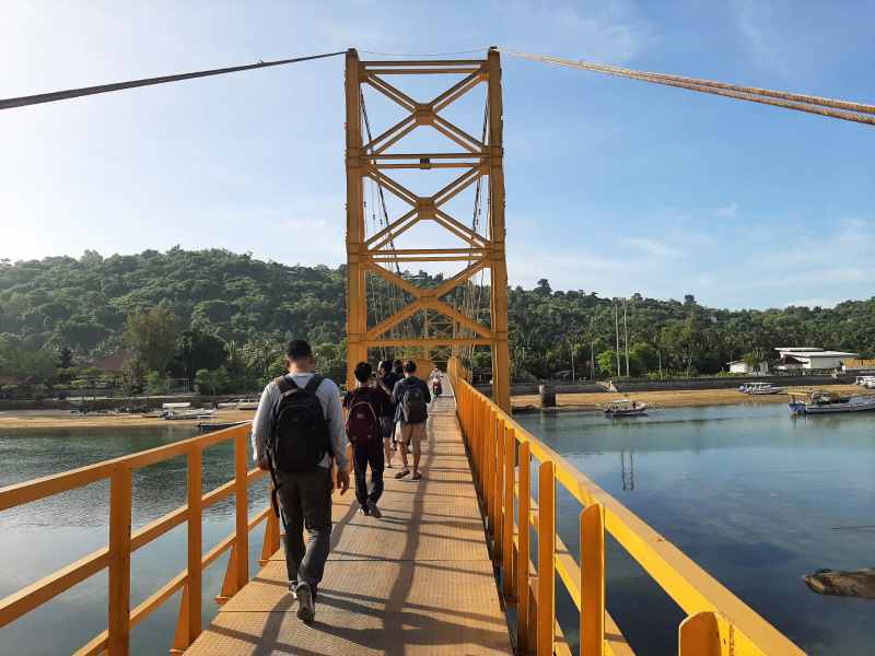 DIPERBESAR LAGI : Jembatan Kuning atau Jembatan Cinta yang selama ini menjadi penghubung Nusa Lembongan-Nusa Ceningan. (dewa ayu pitri arisanti/radar bali)