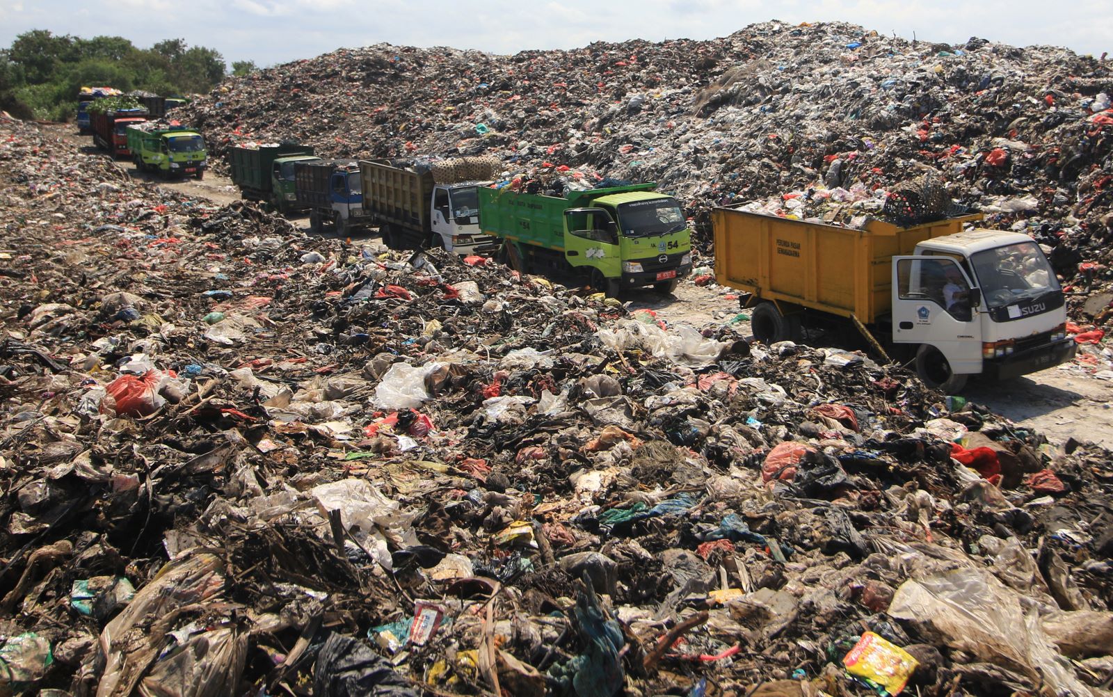 PADAM: Sejumah truk pengangkut sampah antre menunggu giliran mnurunkan smpah di sekitar tkp kebakaran yg sudah padam.