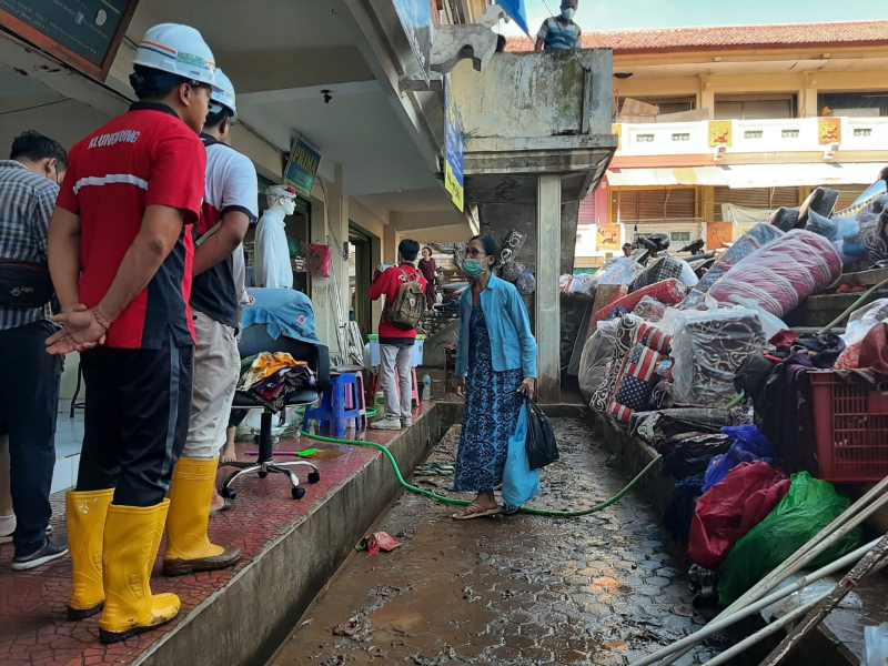 PERLU PERBAIKAN : Kondisi Blok C  Pasar Umum Semarapura saat terkena musibah banjir. (dewa ayu pitri arisanti/radar bali)