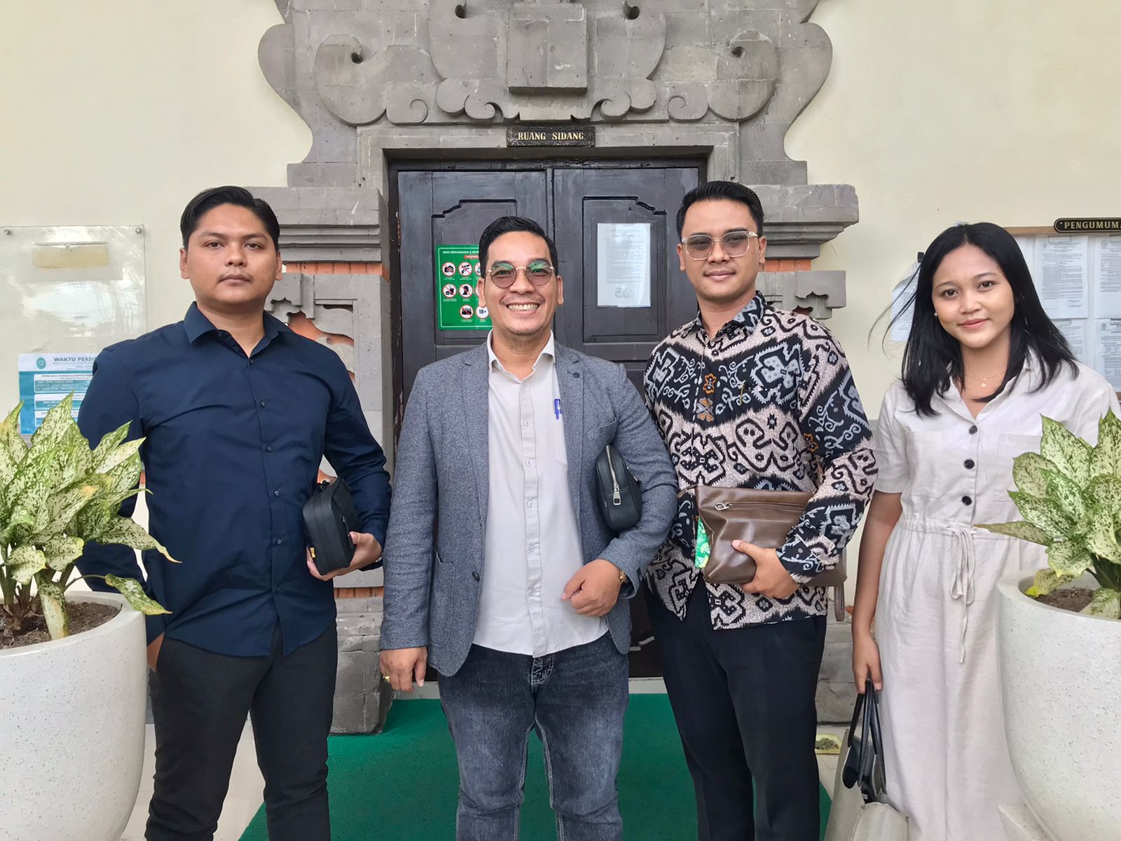 Tim Kuasa Hukum Penggugat dari SYRA LAW FIRM. (Foto: SYRA LAW FIRM)