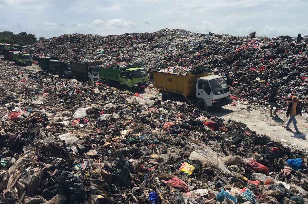 NORMAL: Setelah kebakaran sampah berhasil dipadamkan, truk pembuang sampah kembali antre.
