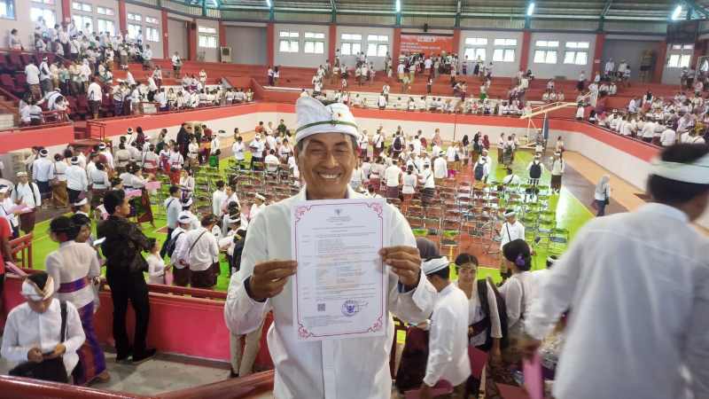 AKHIR BAHAGIA DAPAT SK : I Nyoman Pageh saat menunjukkan SK pengangkatan guru dengan status PPPK setelah 21 tahun menjadi guru honorer di Karangasem. (Zulfika Rahman/Radar Bali)