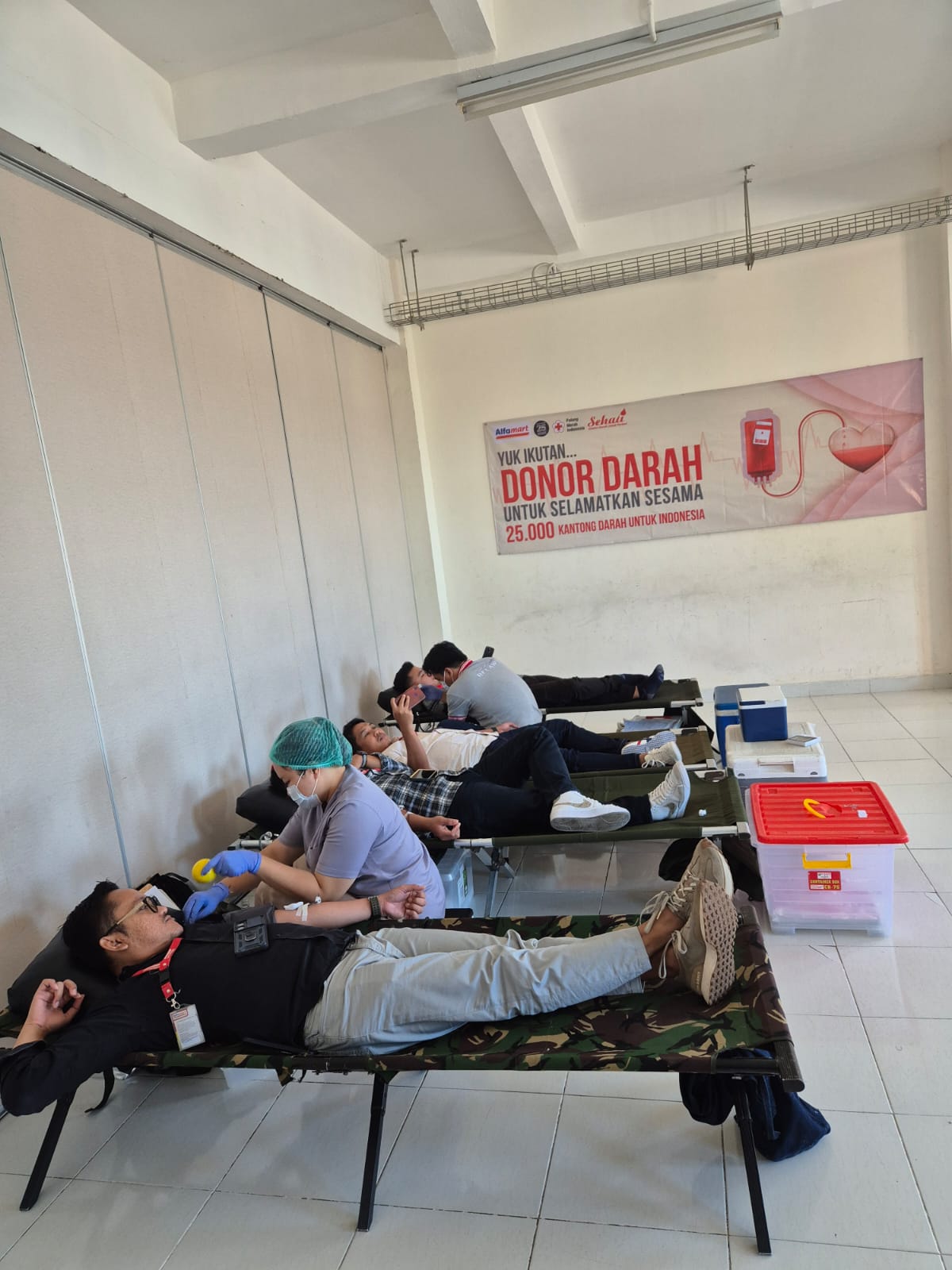 SOSIAL: Karyawan Alfamart donor darah di Kantor Cabang Alfamart Branch Bali. (Alfamart)