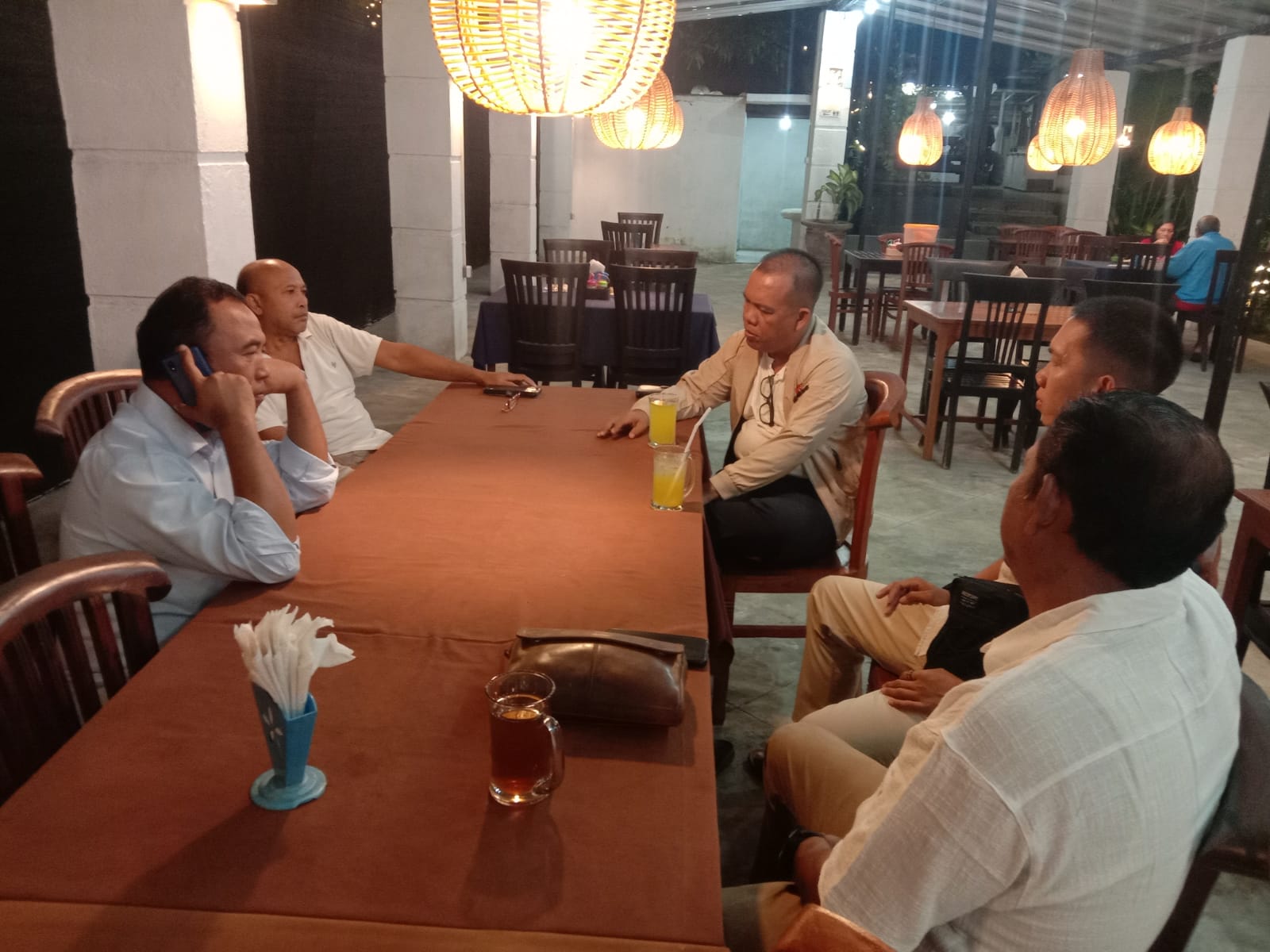 PILKADA BULELENG: Dewa Nyoman Sukrawan (sedang telepon) saat bertemua dengan Ketua Partai Gerindra Harja Astawa dan jajaran (8/5/2024)