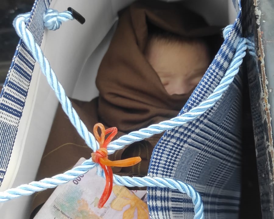 DIBALUT SELIMUT: Inilah posisi bayi yang sudah meninggal di dalam tas keranjang diatas pickup.
