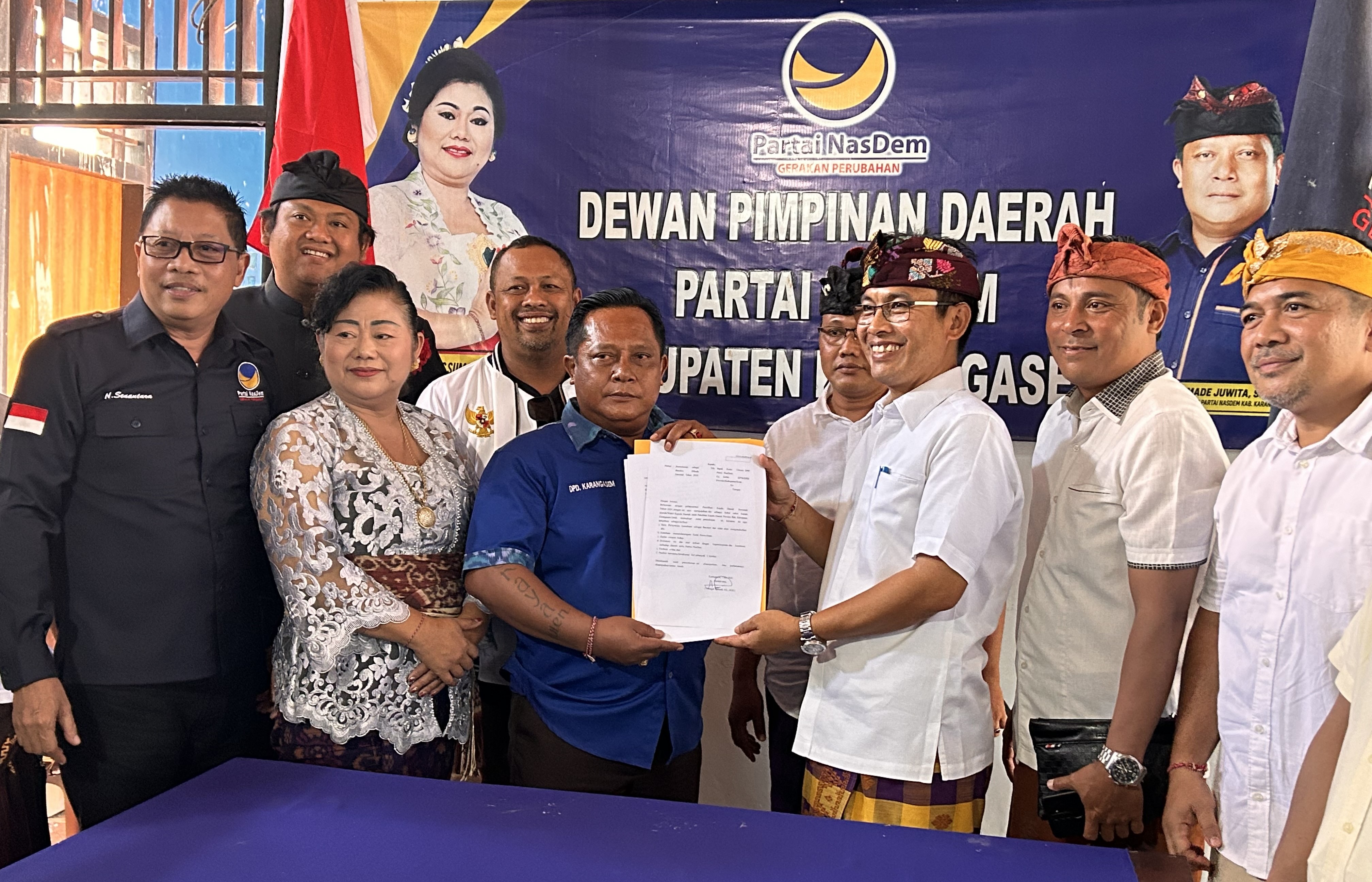PENJAJAKAN: Kader Golkar I Nengah Sumardi saat melakukan pendaftaran bakal calon bupati Karangasem di DPD Nasdem, Kamis (9/5/2024).