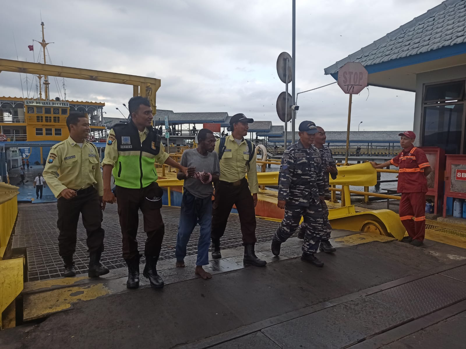 TAK WARAS: Pria yang ngaku bernama Johan asal Merauke hendak bunuh diri dari kapal dikembalikan ke Ketapang