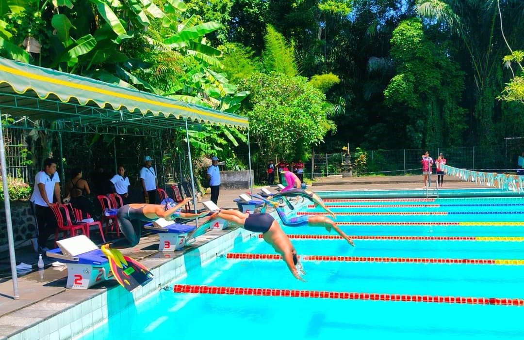 KURANG SARPRAS: Pertandingan olahraga selam yang dilakukan di kolam renang Blahkiuh, Badung.