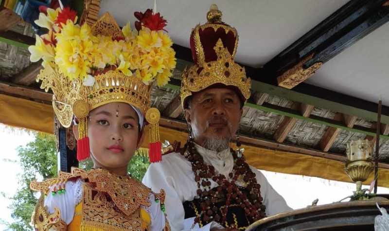 PERSIAPAN : Salah seorang penari Sanghyang Dedari sebelum tampil. (istimewa)