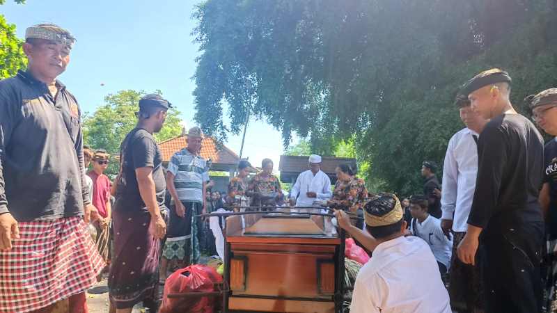 DIABEN : Prosesi pengabenan I Putu Satria Ananta Rustika di Setra Desa Adat Gunaksa pada Jumat (10/5/2024).(Istimewa)