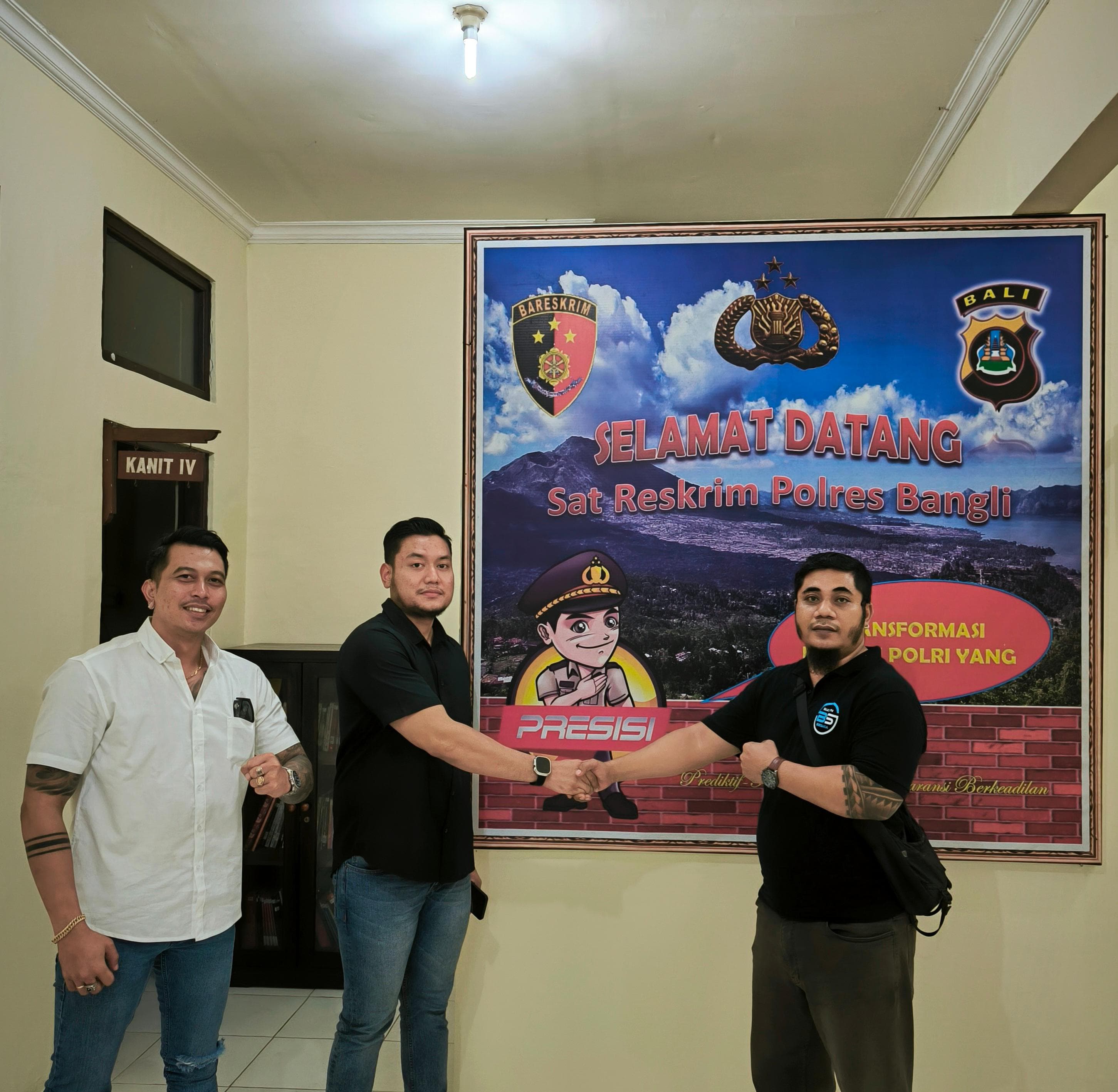 LAPOR: Senior Associate Togar Law Firm Axl Mattew Situmorang, SH,CCD,MH(c) (tengah) saat melapor di Polres Bangli. (Togar Law Firm)