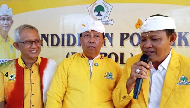 KE JALUR GOLKAR: Ketua DPD II Golkar Buleleng, IGK Kresna Budi (kiri) bersama Anak Agung Wiranata Kusuma (tengah) dan I Made Sundayana (kanan).(francelino junior)