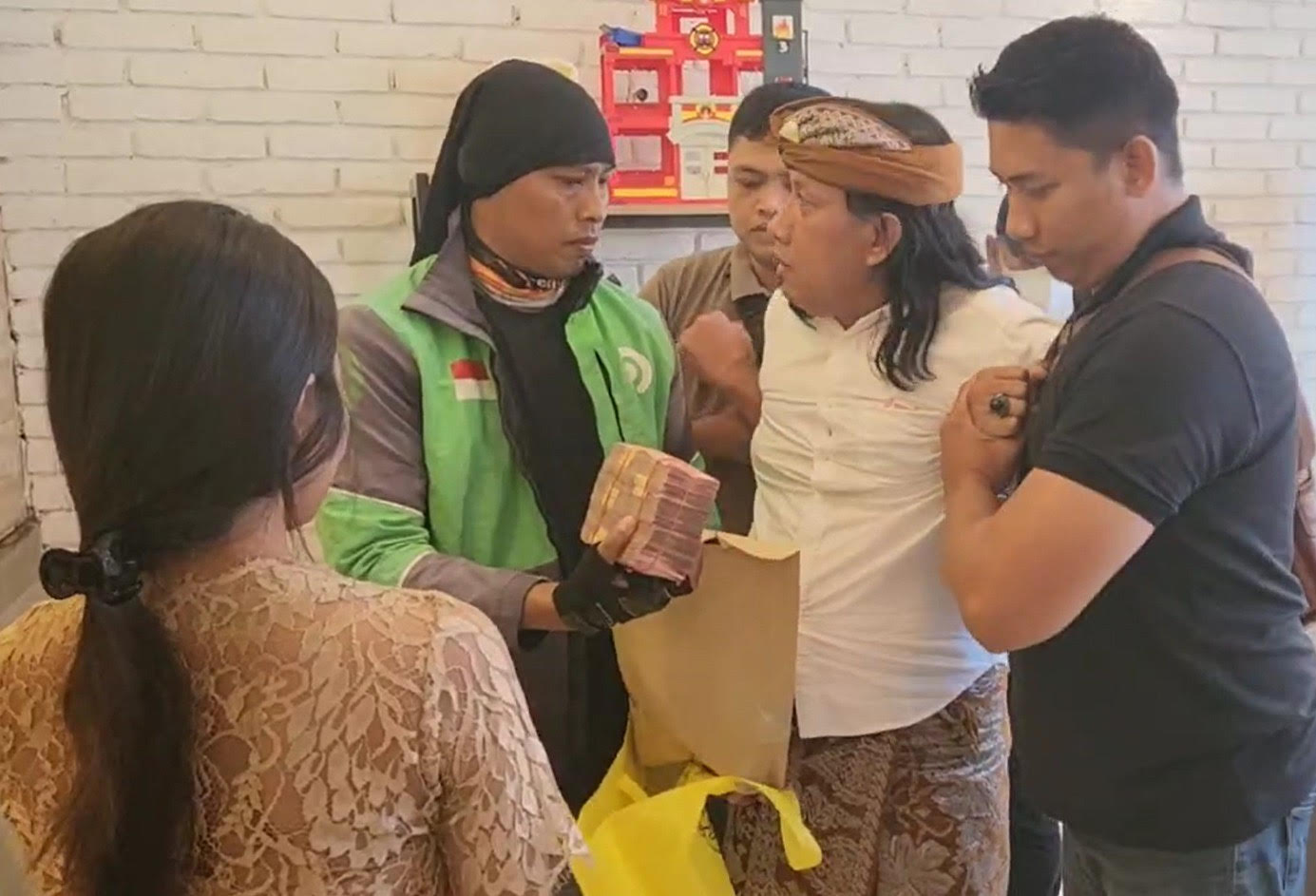 BERKAS RAMPUNG: Bendesa Adat Berawa I Ketut Riana saat ditangkap dalam OTT di Kafe Cassa Bunga Renon belum lama ini.