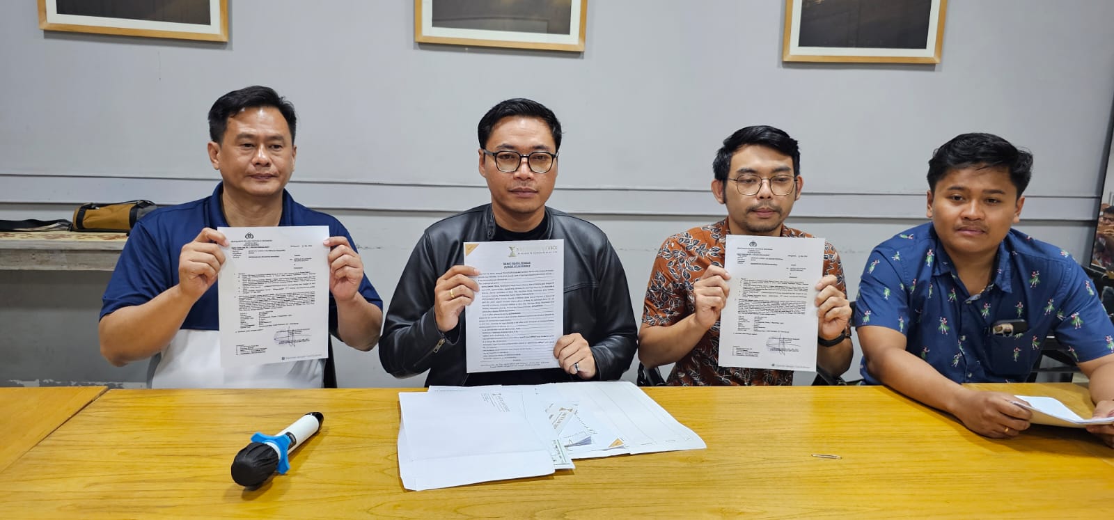 FAKTA BARU: Tim Kuasa Hukum dari Kantor Sakti Law Office, Ida Bagus Sakti, SH, didampingi Edward Pangkahila, SH, dan Herry Jaya Hartana, SH, Minggu (12/5).
