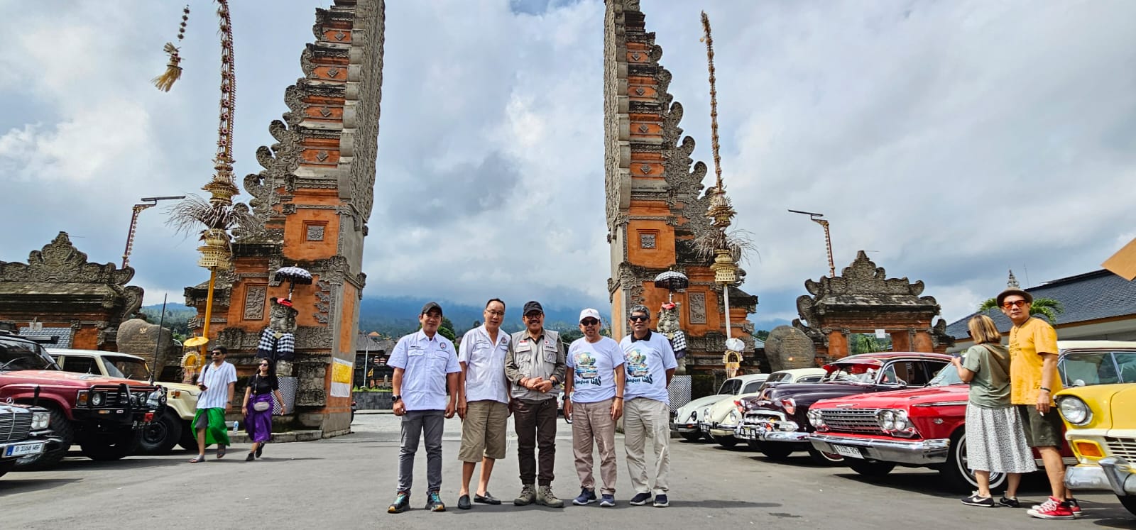 HERITAGE: Dendi Satrio selaku owner Bikini Garage bersama pengurus PPMKI di depan candi bentar Pura Besakih Karangasem.