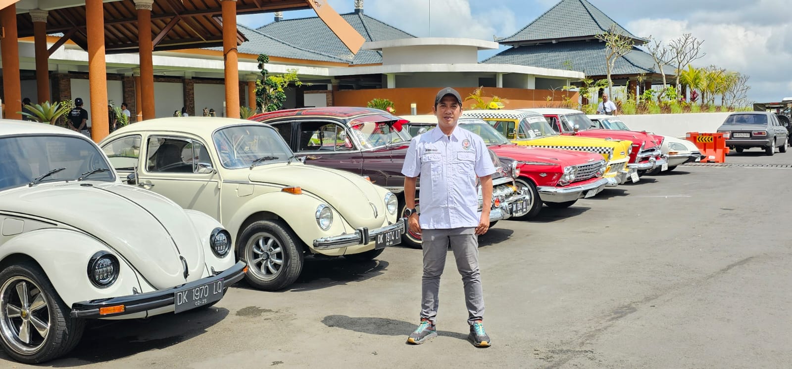 ANTIK DAN KEREN: Dendi Satrio selaku owner Bikini Garage dan jejeran mobil kuno di pelataran Pura Besakih Karangasem saat touring PPMKI Bali Minggu, 12 Mei 2024.