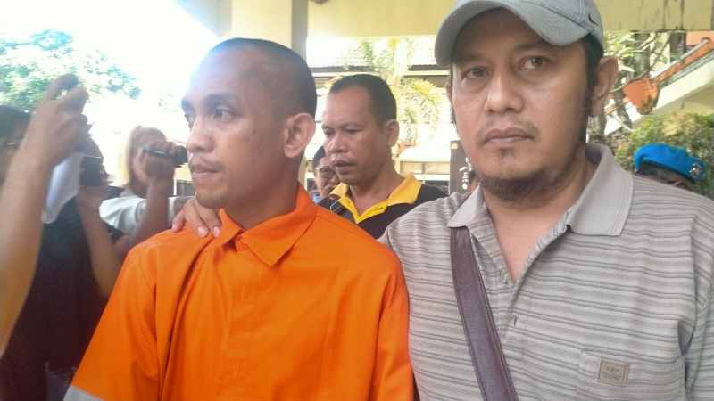 KOMPLOTAN MALING MOBIL : Salah seorang pelaku pencurian mobil Raju yang ditangkap Polres Tabanan dan barang bukti mobil Suzuki Swift.(juliadi/radar bali)