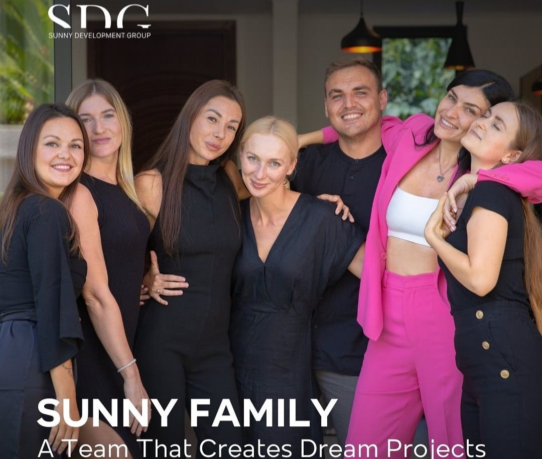 SUNNY FAMILY: Manajemen PT. Sunny Development Group) foto bersama.
