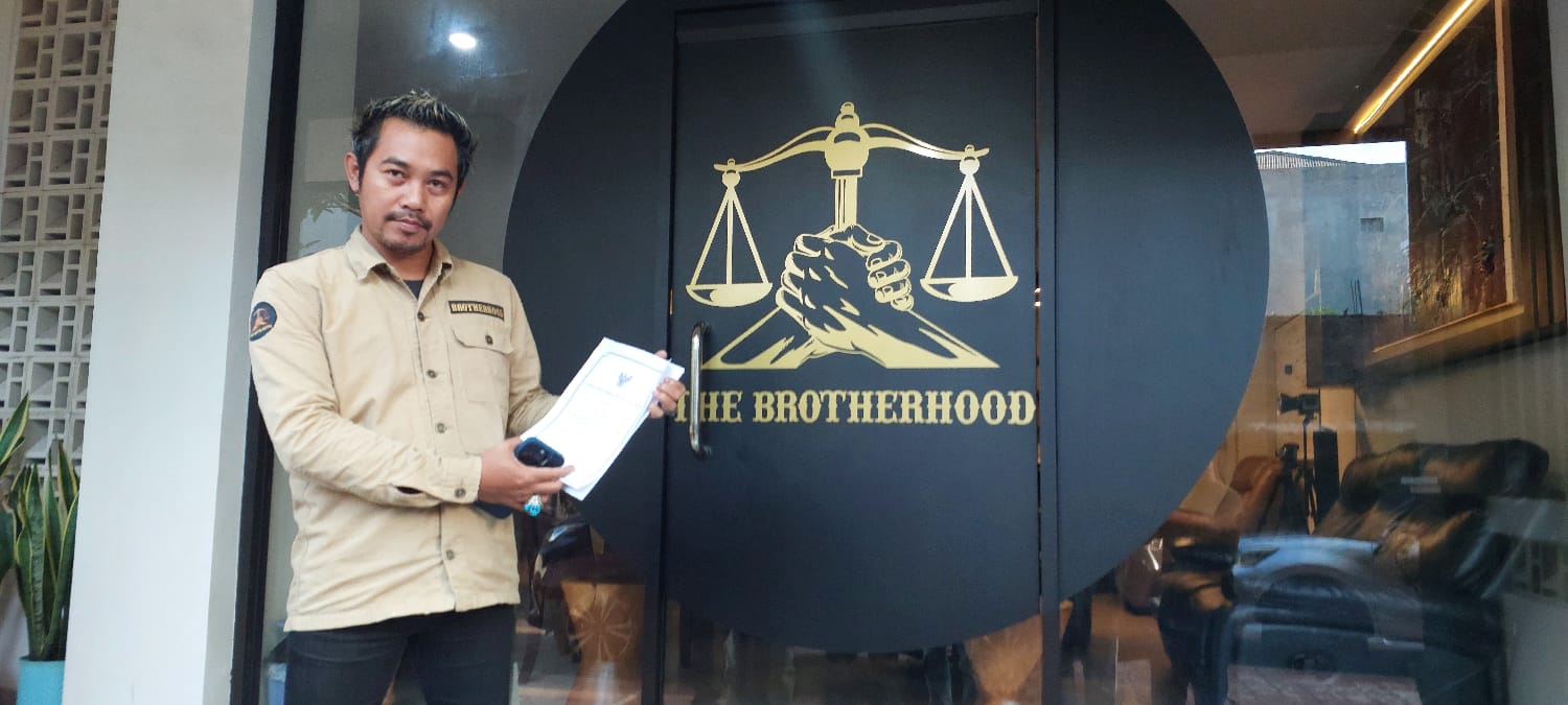 KLARIFIKASI: Kuasa hukum PT. Sunny Development Group (SDG), Setyo Edi M.M., SH saat beri penjelasan dan beber bukti pengalihan hak kelola vila, Minggu (12/5)