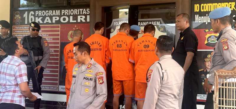 TERJARING OPERASI : Para pelaku pencurian saat diperlihatkan dalam kegiatan rilis hasil tangkapan selama Operasi Sikat Agung di Mapolres Karangasem. (zulfika rahman/radar bali)