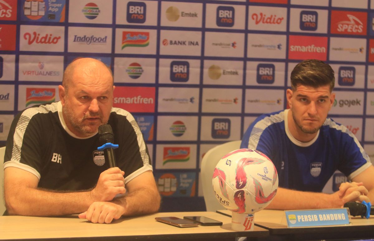 SIAP TEMPUR: Pelatih Persib Bandung Bojan Hodak (kiri) dan Nick Kuippers ssat pre match press conference di Hotel Grand Livio kuta,  Senin (13/5/2024)
