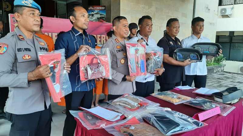 TUNJUKKAN BARANG BUKTI : Polres Klungkung rilis kasus pencurian di Klungkung. (dewa ayu pitri arisanti/radar bali)