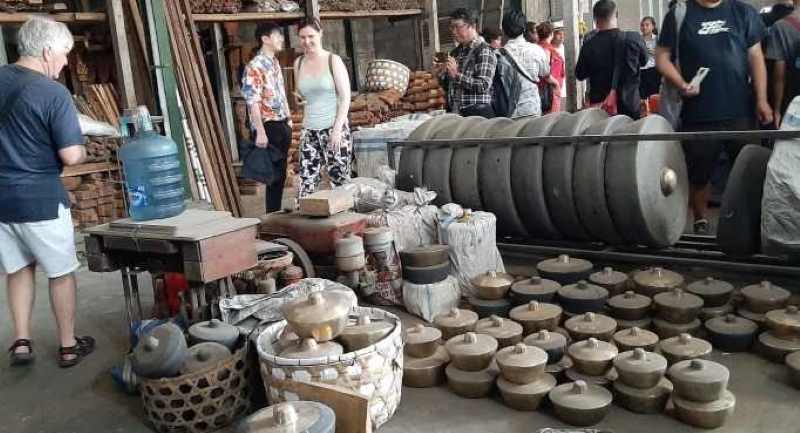 MEMIKAT TURIS : Delegasi IMEX (Indonesia Music Expo) mengunjungi tempat produksi gamelan di Desa Tihingan, Kecamatan Banjarangkan, Minggu (12/5/2024). (foto:dewa ayu pitri arisanti/radar bali)