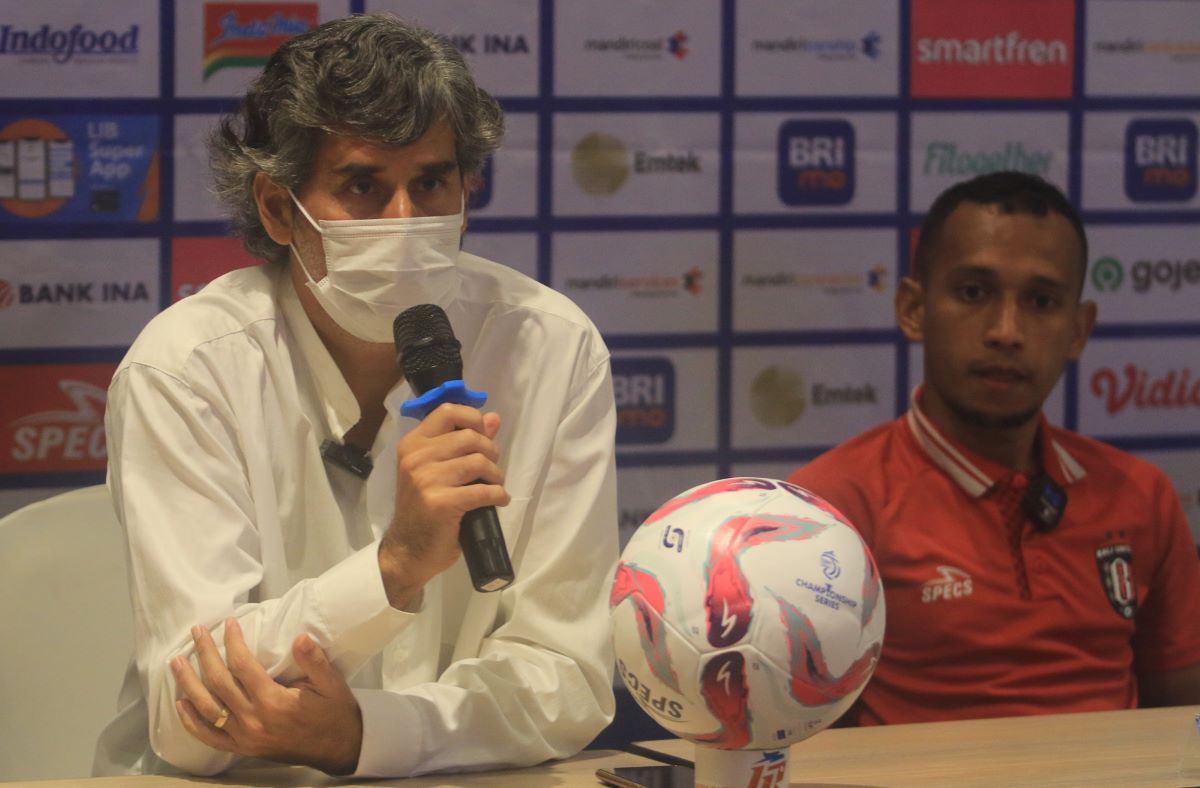 BAKAL SERU: Pelatih Bali United Stefano Cugurra (kiri) dan Irfan Jaya, saat pre match press conference di Hotel Grand Livio Kuta,  (13/5/2024)