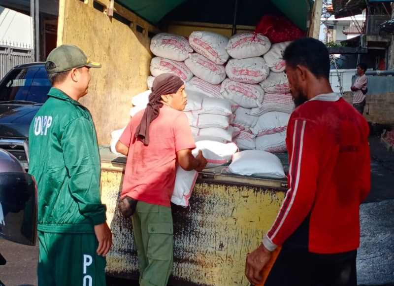 PANTAU LANGSUNG : Petugas Satpol PP Klungkung turun cek aktivitas bongkar muat di sekitar Pasar Umum Galiran, Sabtu (11/5/2024). (foto:satpol pp klungkung)