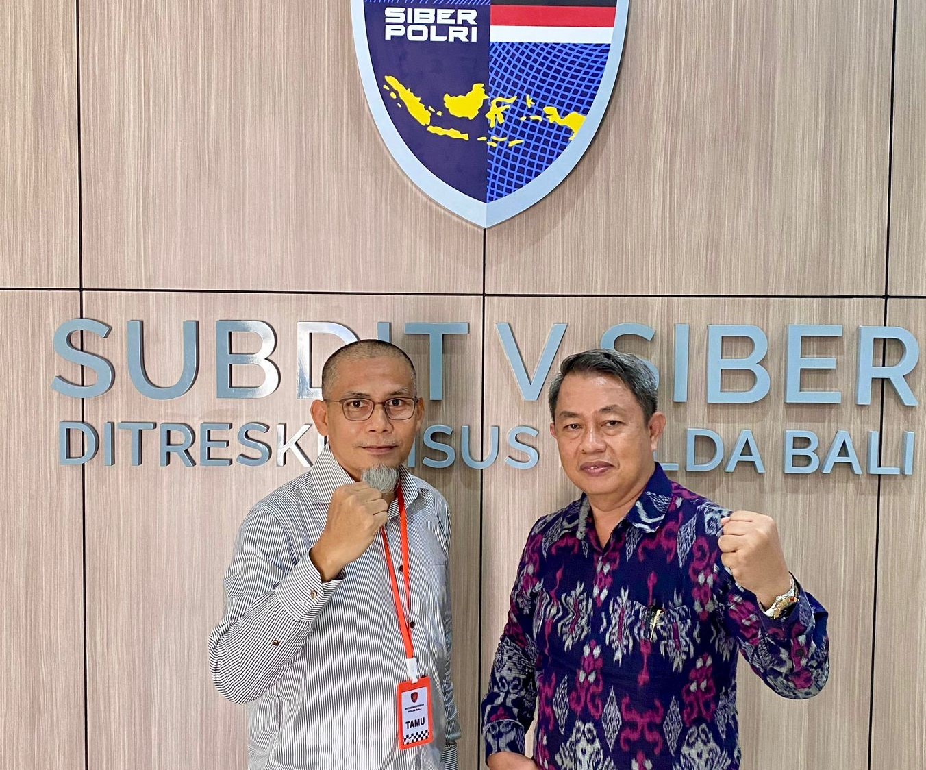 PELAPOR: Zulfikar Ramly (kiri) dan Agus Samijaya, pelapor perkara ujaran kebencian dan penistaan agama oleh Arya Wedakarna (AWK) saat menghadiri pemeriksaan di Polda Bali Senin, 13 Mei 2024.