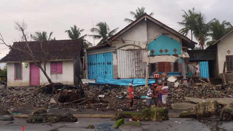 TERPAKSA DIBONGKAR : Warga membongkar bangunan yang terdampak abrasi dan kini segera dibangun senderan Pantai Pebuahan, Jembrana. (m.basir/radar bali)