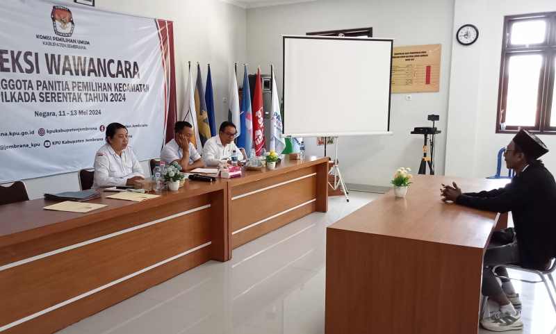 TES LANGSUNG : Seleksi wawancara calon anggota PPK di kantor KPUD Jembrana. (foto: m.basir/radar bali)