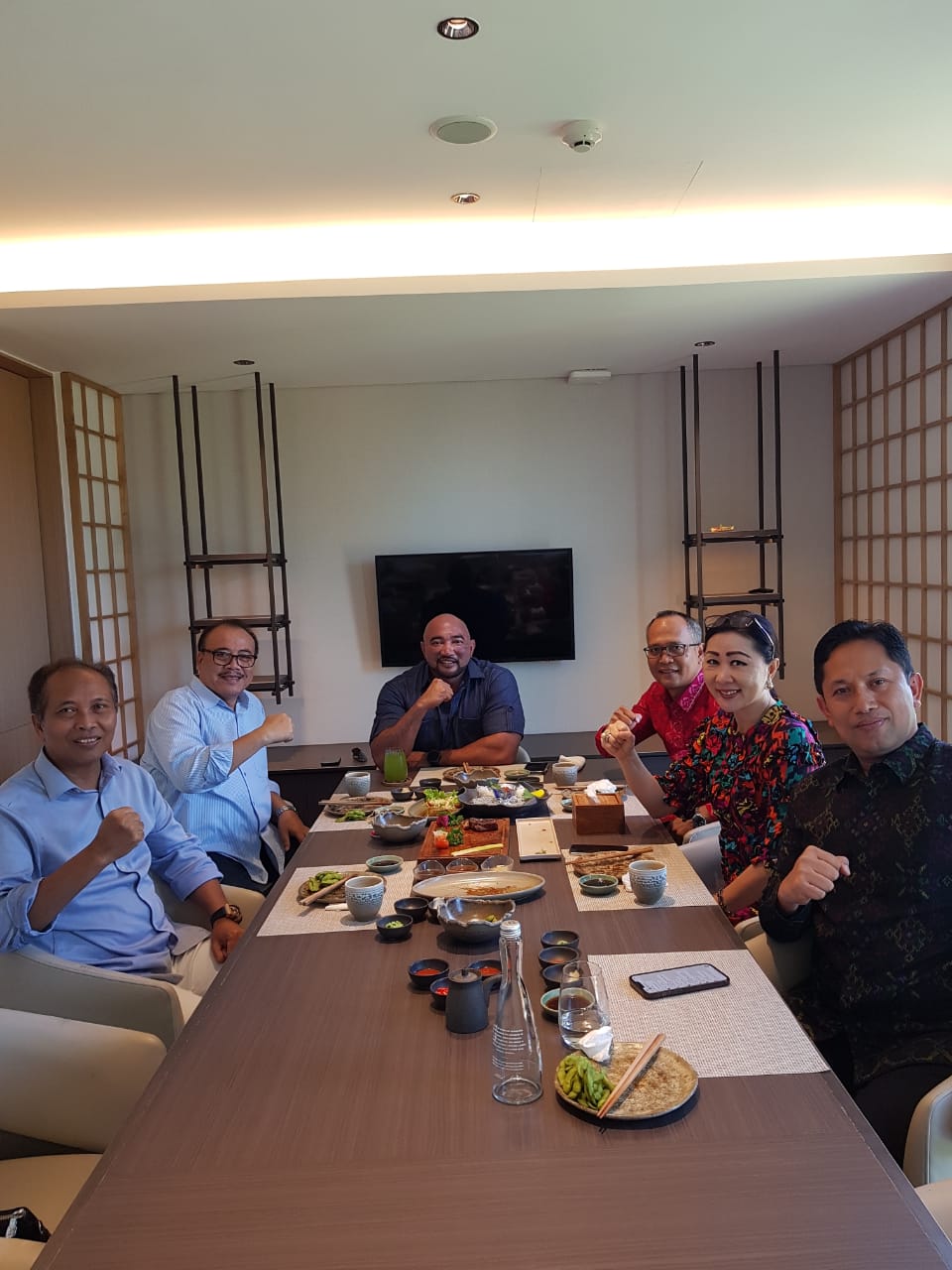 Ketua Demokrat Bali I Made Mudarta, Ketua Golkar Bali  Sugawa Korry, Ketua Gerindra Bali Made Muliawan Arya, Ketua PSI Bali I Nengah Yasa Adi Susanto, Ketua Nasdem Bali Julie Sutrisno Laiskodat.