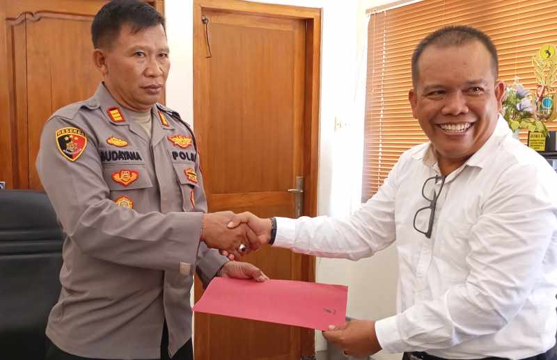 MENCUAT LAGI : Penasihat hukum warga menyerahkan surat dan berkas, agar kasus pemalsuan tanda tangan yang terjadi di Desa Sekumpul dibuka kembali. (francelino junior/radar bali)