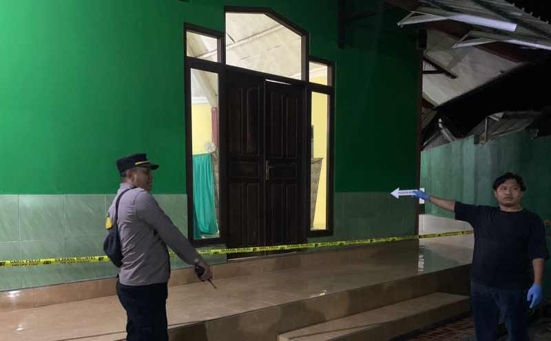 OLAH TKP SESUAI KEJADIAN  : Polisi saat melakukan olah TKP di Masjid Jami Abdul Khair, di Lingkungan Ujung Desa, Kelurahan Karangasem, Senin (13/5/2024). (Istimewa)