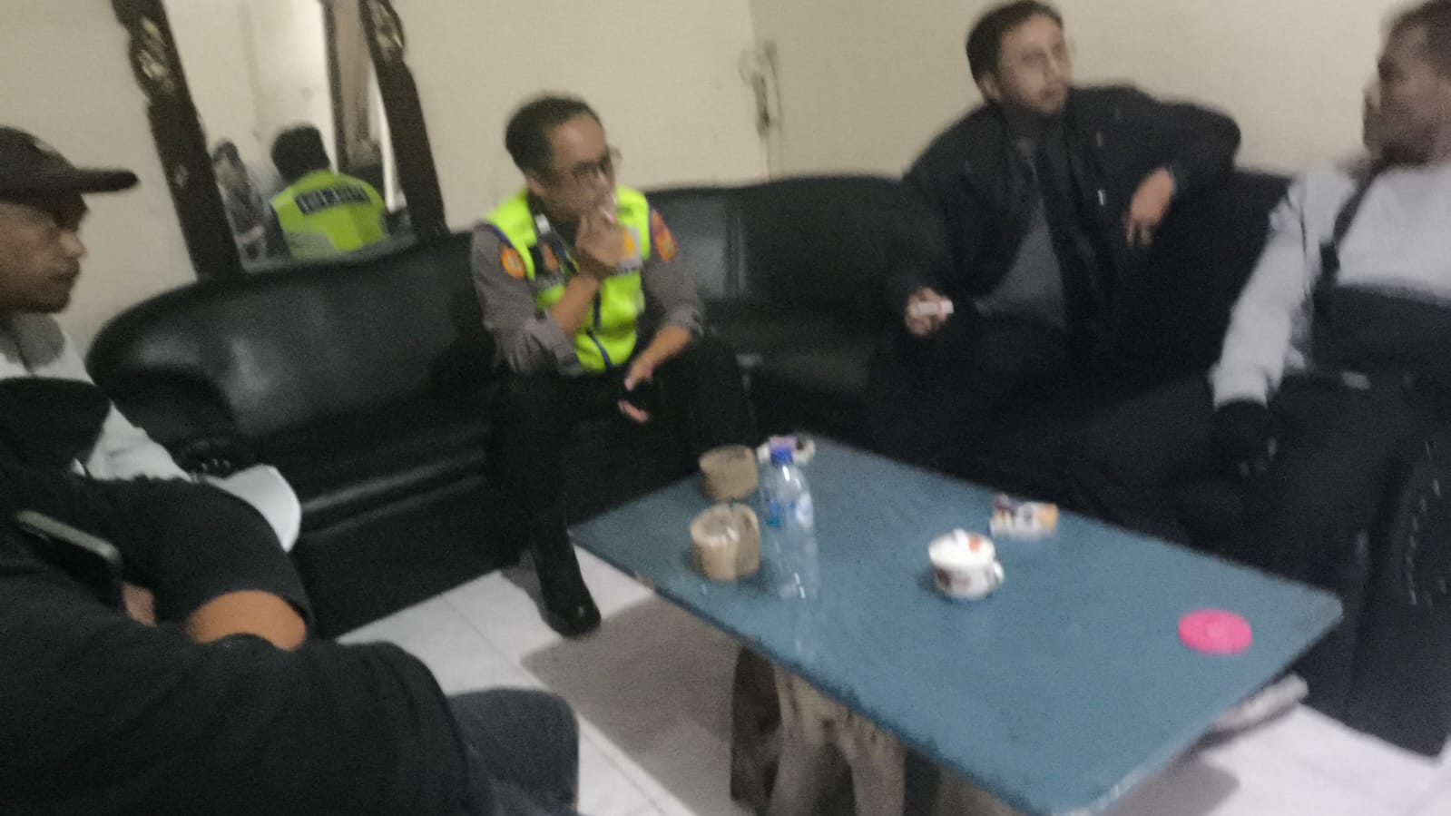 TAK MERAMPAS: Mediasi antara pihak Finance BAF dengan pemilik mobil dalam dugaan perampasan unit di Polsek Bangli.